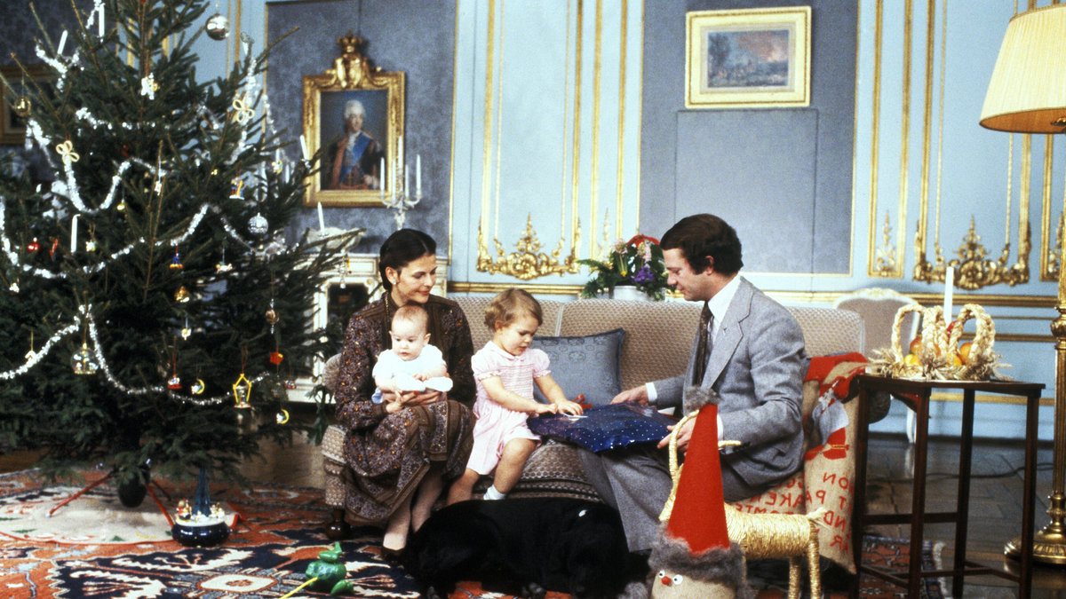 1979. Tillökning! Nu har lillebror prins Carl Philip kommit till världen och får vara med på det traditionella julfotot.